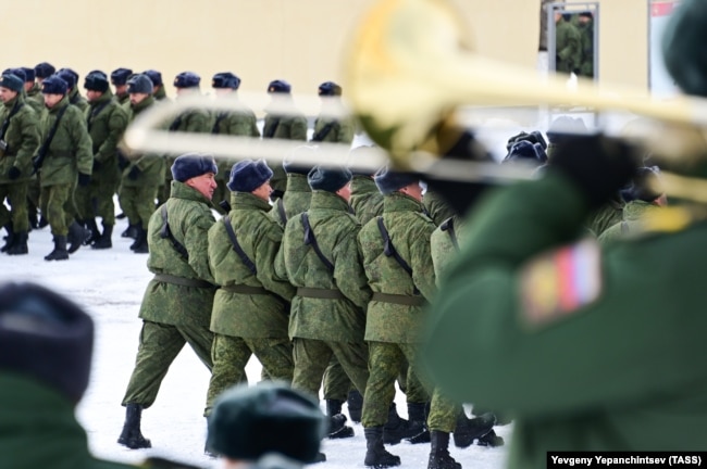 Военнослужащие во время мероприятий по случаю окончания курса подготовки мобилизованных