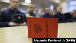Военный билет на столе на сборном пункте военкомата Ленинградской области