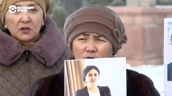 "Кемпир-Абадское дело": родные арестованных выходят на протесты, парламент Кыргызстана говорит о нарушениях со стороны Жапарова