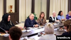 Путин во время встречи с матерями военнослужащих