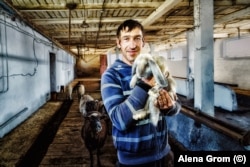 Леня, пациент диспансера, показывает животных, о которых он заботился во время российской оккупации. "Леня любит животных и играет с кроликами как со своими детьми", – рассказала одна из медсестер