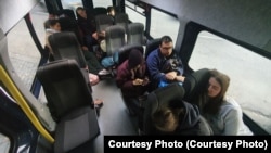 Задержанные на акции протеста против мобилизации спят в автобусе. Петербург, сентябрь 2022 года