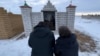 Буркит и Кульсым Жубаназаровы у могилы своего сына Русланбека, убитого силовиками во время протестов 7 января 2022 года в городе Актобе