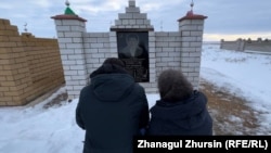 Буркит и Кульсым Жубаназаровы у могилы своего сына Русланбека, убитого силовиками во время протестов 7 января 2022 года в городе Актобе