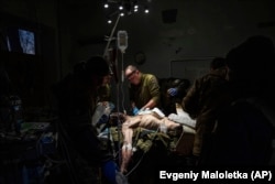 Украинские военные врачи оперируют раненого бойца в госпитале в Донецкой области. 9 января 2023 года. Фото: AP/Evgeniy Maloletka
