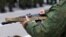 Автомат АК-74 во время церемонии вручения боевого оружия мобилизованным гражданам 