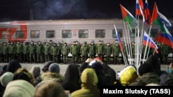 Проводы мобилизованных военнослужащих на железнодорожном вокзале перед их отправкой в зону проведения "СВО" (так в России называют войну с Украиной), Тюмень, 30 ноября 2022 года