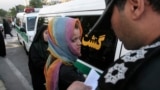 Уличный патруль задерживает женщину в Тегеране, архивное фото. Источник: Reuters
