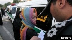 Уличный патруль задерживает женщину в Тегеране, архивное фото. Источник: Reuters