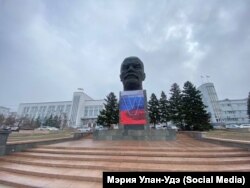 Баннер с символом V на памятнике Ленину в Улан-Удэ