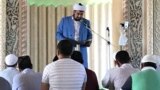 Азия: судьба таджикистанцев в РФ, Ташкент отбирает паспорта у имамов