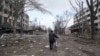 Житель Мариуполя идет по одной из уничтоженных улиц города. 10 марта 2022 года
