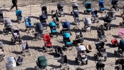 109 пустых колясок в центре Львова в память о 109 детях, погибших с начала российского вторжения