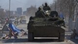 Российские военные в оккупированном Мариуполе