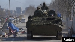 Российские военные в оккупированном Мариуполе