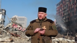 Священник Украинской греко-католической церкви Николай Мединский на месте обстрела