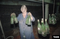 Сотрудница завода "Абрау-Дюрсо" в маске для защиты от взрывающихся бутылок
