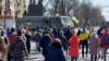 Демонстранты скандируют "Иди домой", направляясь к российским военным машинам, Херсон, Украина, 20 марта 2022 года 
