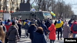 Демонстранты скандируют "Иди домой", направляясь к российским военным машинам, Херсон, Украина, 20 марта 2022 года 