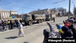 Жители Херсона против российской военной техники