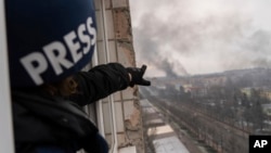 Фотограф Associated Press Евгений Малолетка в Мариуполе, 9 марта 2022 года. Фото: AP