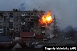 Попадание снаряда в жилой дом в Мариуполе после выстрела российского танка, 11 марта 2022 года, фото Евгения Малолетки