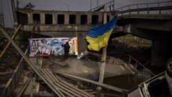 Мексиканский художник Роберто Маркес рисует на разрушенном мосту в Ирпене