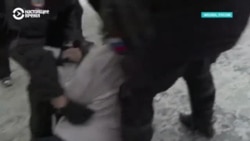 "Хватить бить током!" Задержанного на протестах в Москве бьют электрошокером