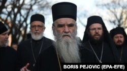 Священники Сербской православной церкви во время протестов в Подгорице (Черногория) 