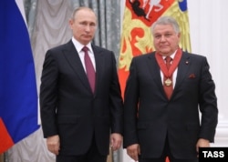 Президент России награждает президента национального исследовательского центра "Курчатовский институт" Михаила Ковальчука "За заслуги перед Отечеством" II степению Осень 2016 года.