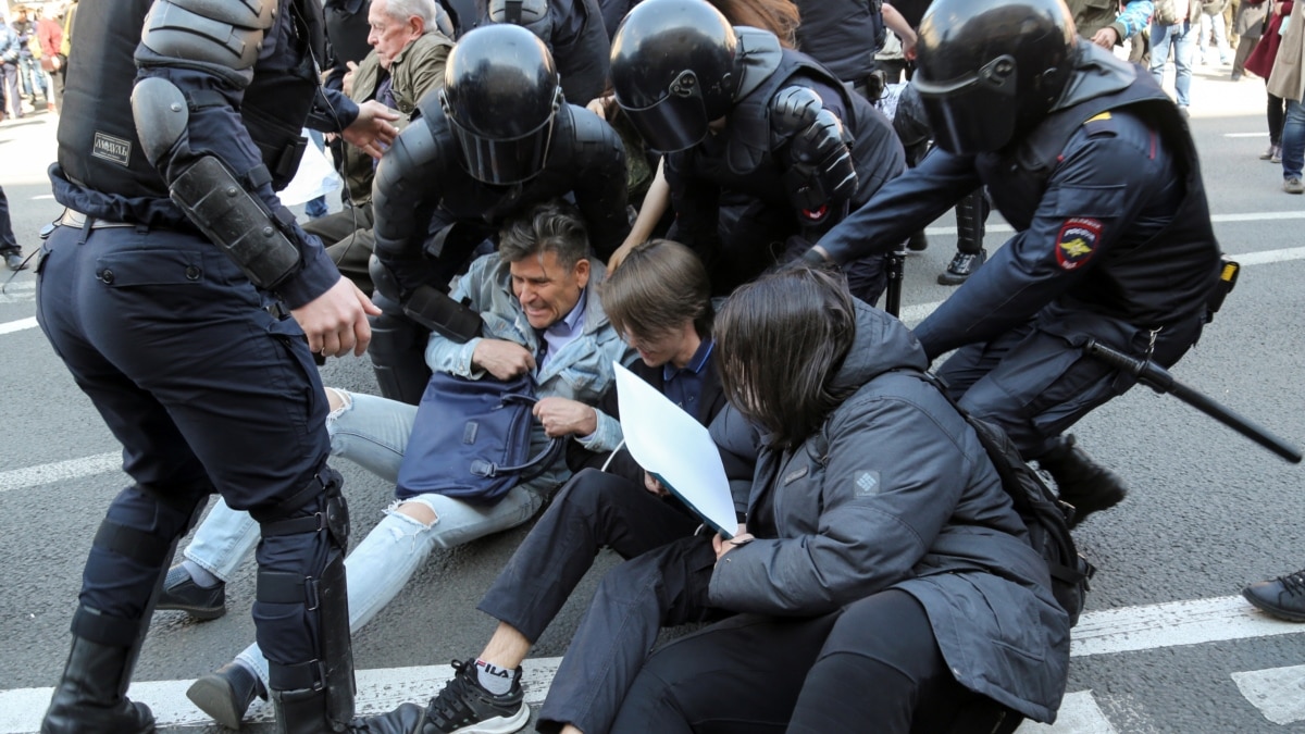 На первомайских акциях в России задержали свыше 120 человек