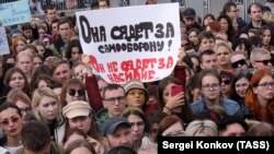 Участники митинга за принятие закона "О домашнем насилии" и в поддержку сестер Хачатурян. Петербург, 4 августа 2019