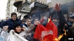 Россияне сожгли турецкий флаг перед посольством Турции в Москве, 25 ноября 2015 года