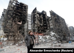 Жительница Мариуполя Светлана Савченко на фоне того, что осталось от ее дома