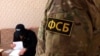Правозащитники рассказали, что ФСБ пытается уговорить россиян вернуться в страну, вызывая на беседы их родственников