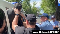 Задержание на митинге 1 мая в Алматы