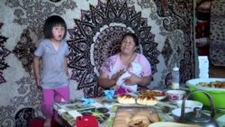 "Дочки любят манты, я им пообещала, что сделаю их сегодня". Как отмечает Орозо-айт семья с пятью детьми