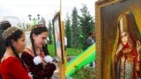 Власти Туркменистана, большая часть населения которого исповедует ислам, всегда приветствовали ношение женщинами традиционной одежды, а не нарядов в западном стиле или хиджаба