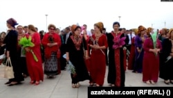 Туркменские женщины в традиционной одежде