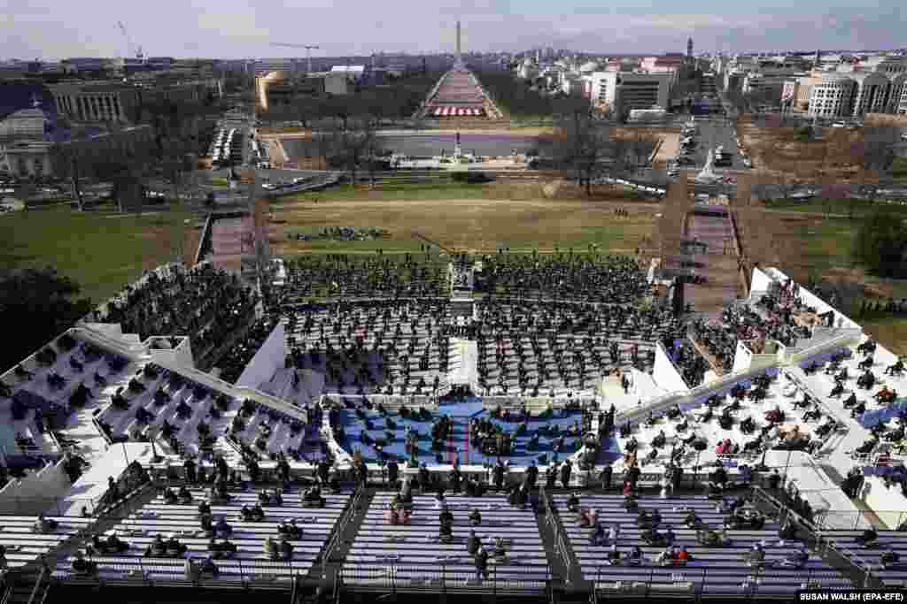 Церемония проходила без зрителей, но в присутствии более 20 тысяч военных: до 24 января в столице Соединенных Штатов действует режим чрезвычайного положения из-за возможных протестов сторонников бывшего президента Дональда Трампа