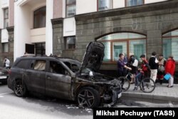 Сгоревшая машина возле офиса адвоката Алексея Учителя