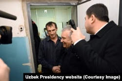 Президент Узбекистана Шавкат Мирзиёев пришел домой к жителю Ташкента, чтобы проверить отопление