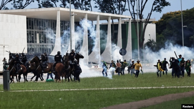 Протестующие у президентского дворца
