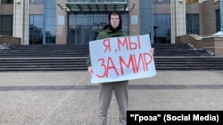 Александр Фомичев на одиночном пикете в Казани 6 января 2023 года