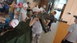 Дети из Беларуси во время поездки в одну из воинских частей, лето 2022 года