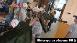 Дети из Беларуси во время поездки в одну из воинских частей, лето 2022 года