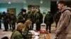 Военнообязанным Брестской области, не прошедшим сверку данных в военкоматах, могут ограничить выезд из Беларуси. В Минобороны это опровергли