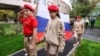 Иллюстративное фото: участники движения "Юнармия", поднимают флаг перед уроками в школе в Москве