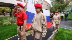 Иллюстративное фото: участники движения "Юнармия", поднимают флаг перед уроками в школе в Москве