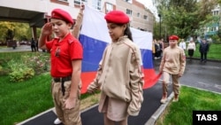 Иллюстративное фото: участники движения "Юнармия", поднимают флаг перед уроками в школе в Москве